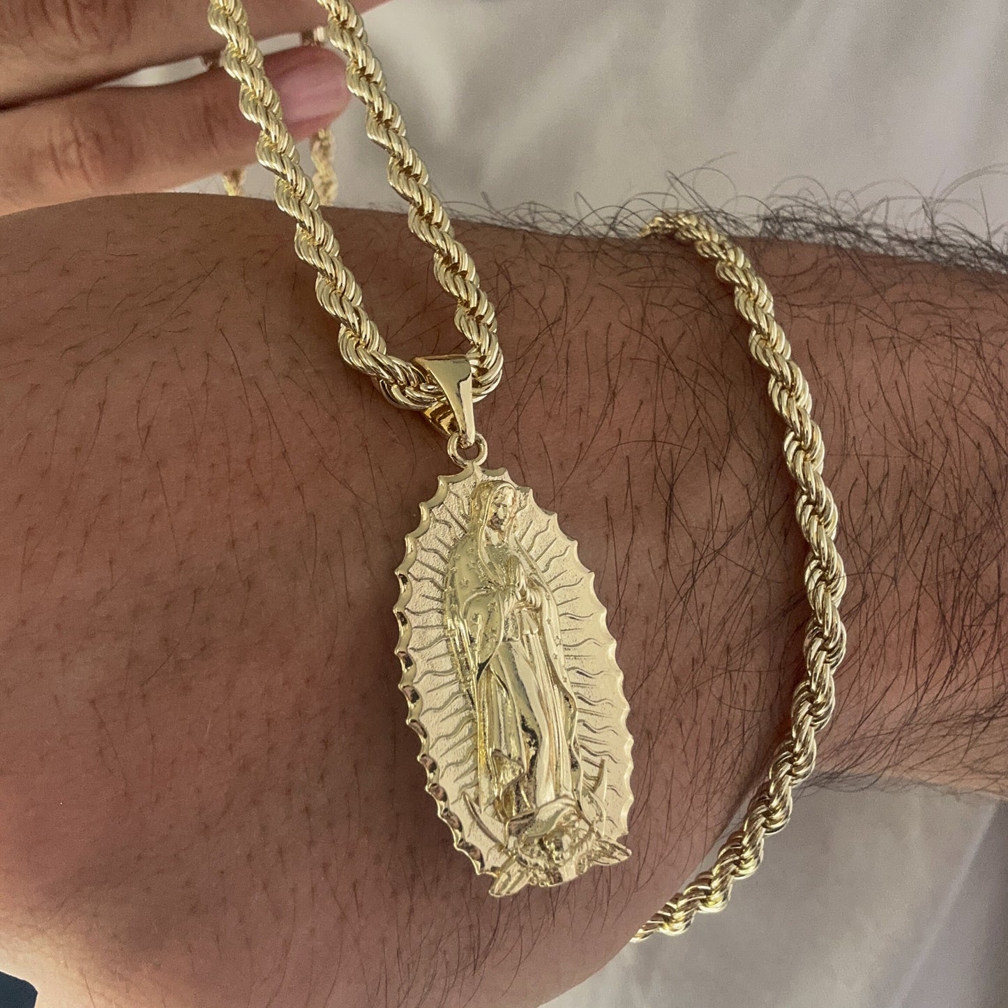 Cadena CLazo 60cm + Dije Virgen + Pulsera Gratis