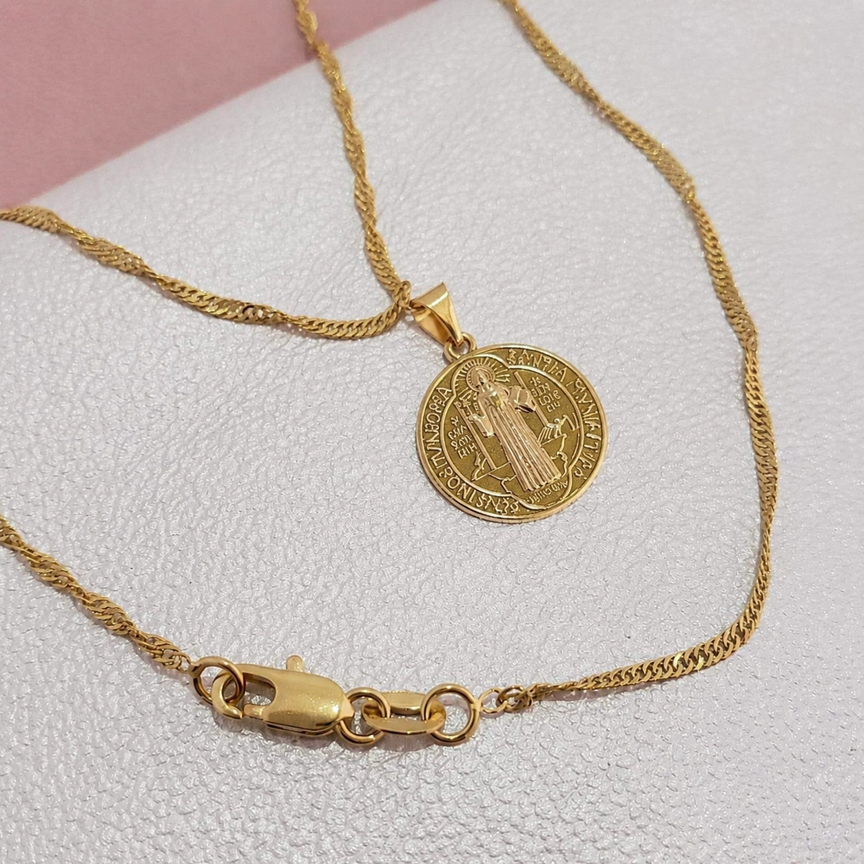 Cadena Singapur 60cm + Dije San Benito + Pulsera GRATIS