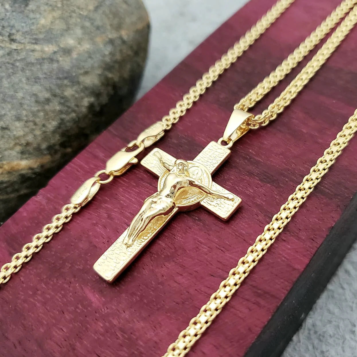 Cadena China 65cm + Dije San Benito + Pulsera Gratis
