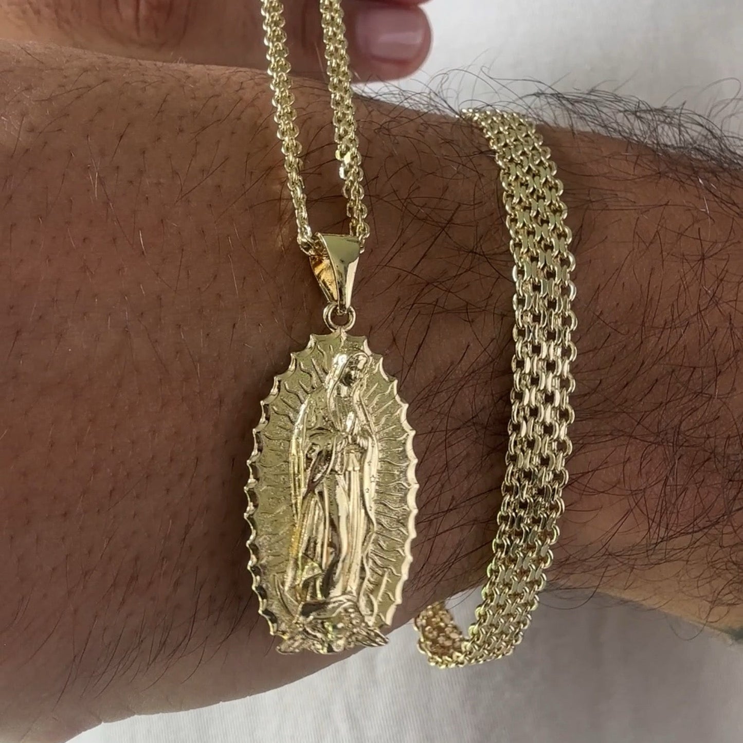Cadena China 65cm + Dije Virgen + Pulsera Gratis